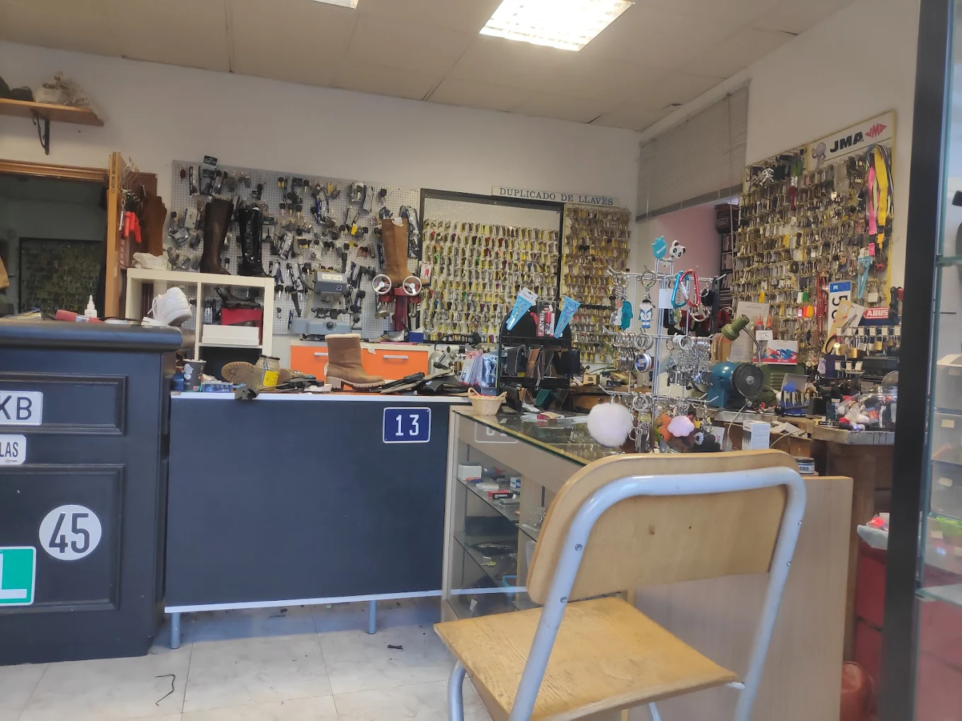 Foto de portada REPARACIÓN DE CALZADO Y COPIA DE LLAVES LA BOTA